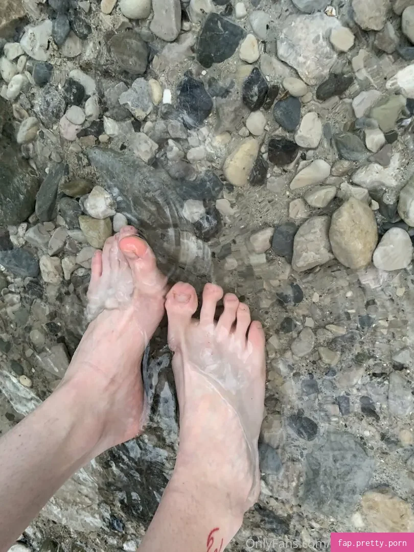kylie.little.toes - Photo #36