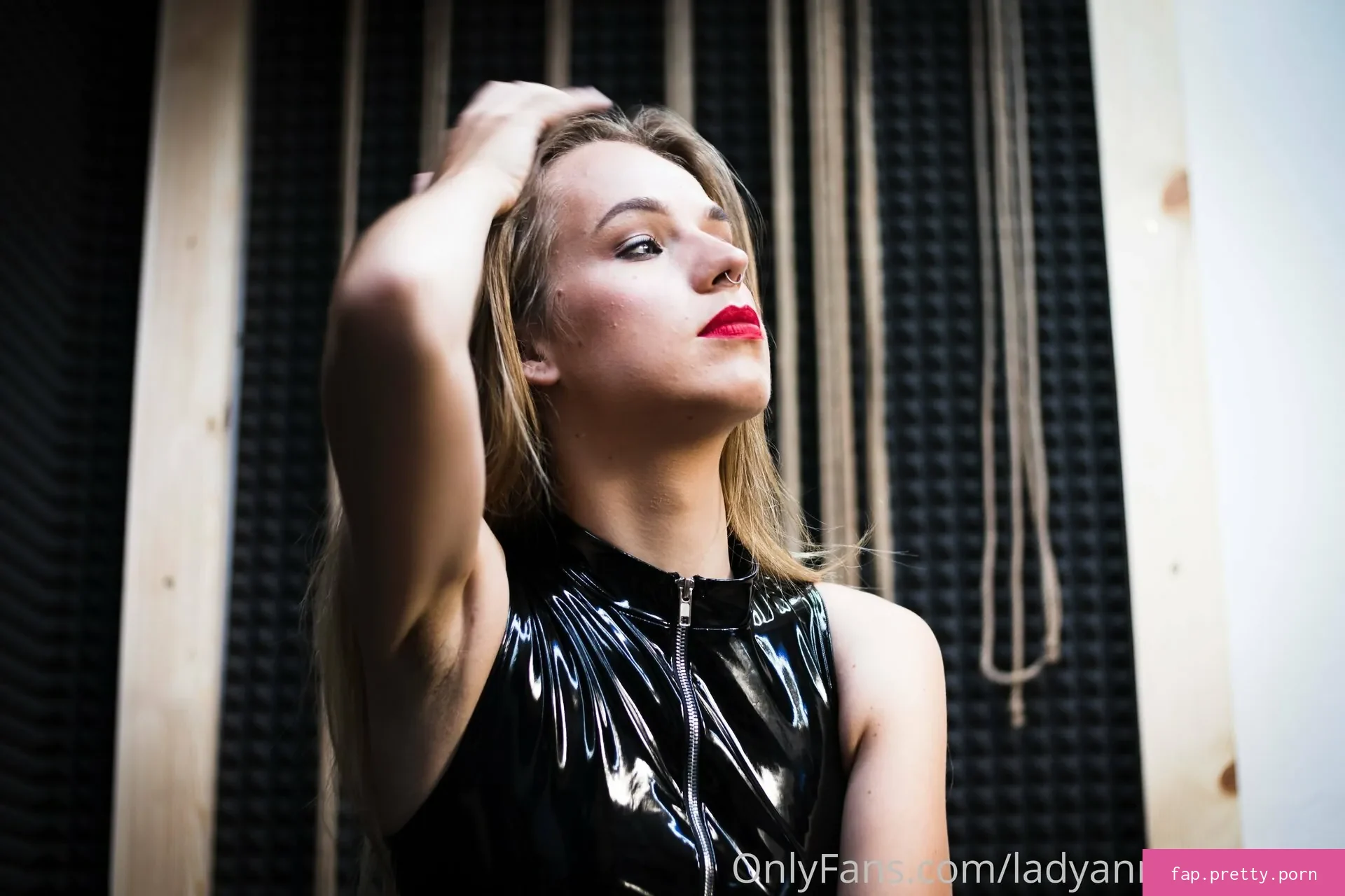 Lady Annabelle - Photo #01