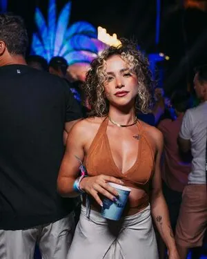 Laryssa Ayres