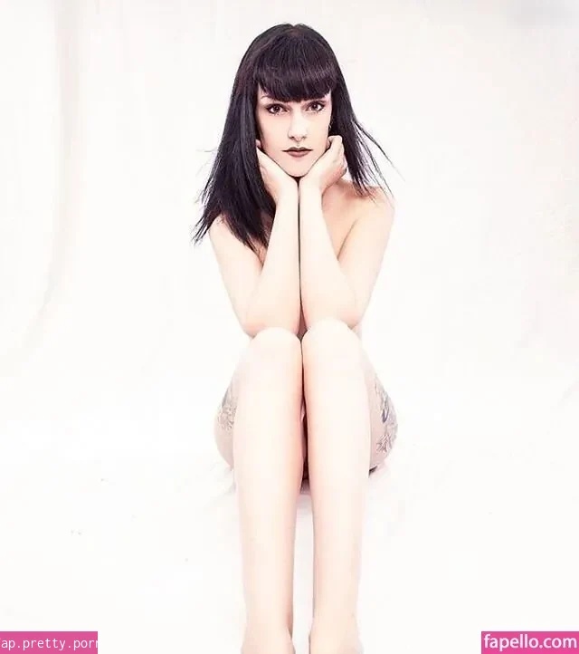 Laura aka miss.miau.wallace aka Frau Miau - Photo #03