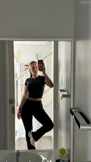 Lauramjj_