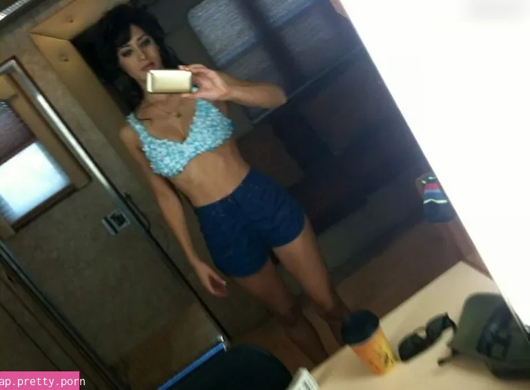 Lizzy Caplan - Photo #36