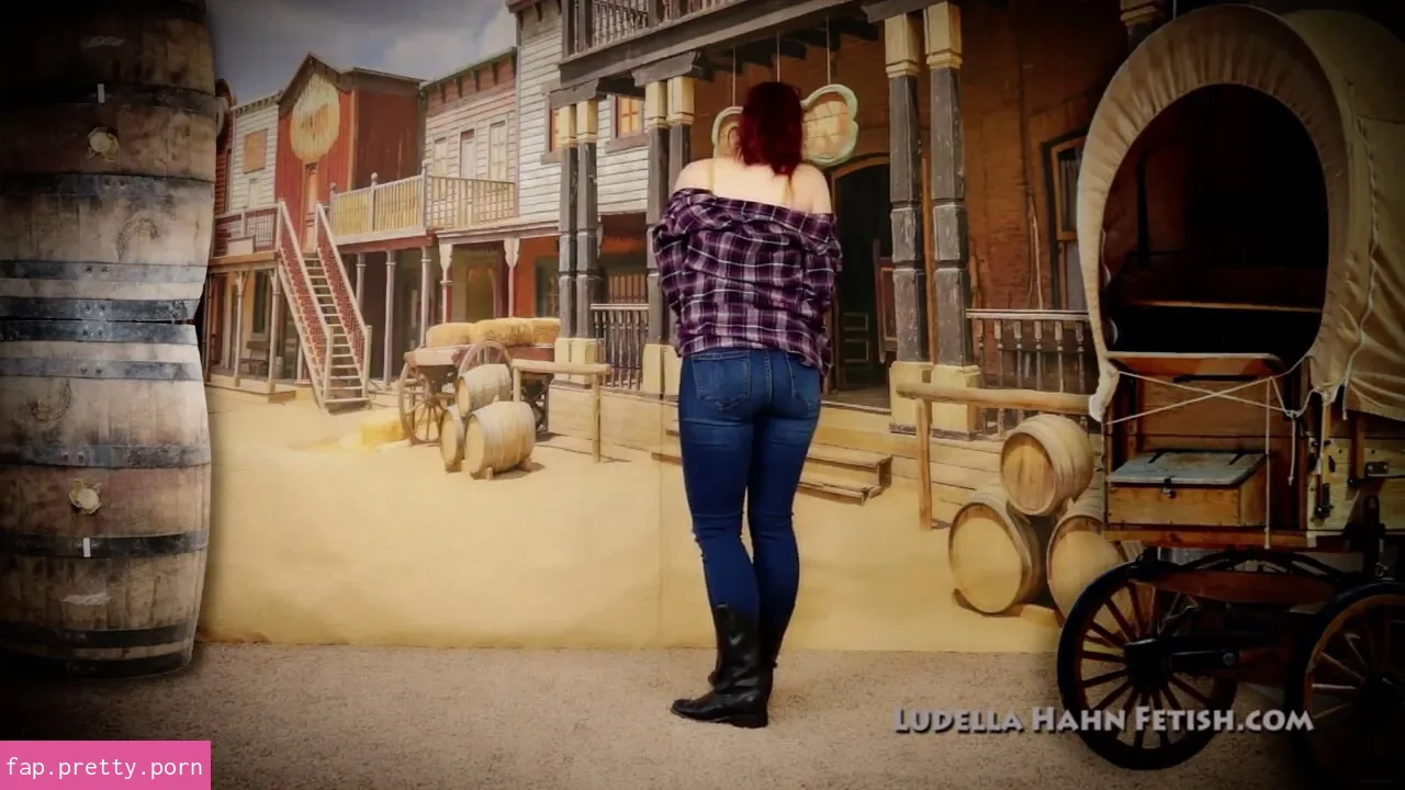 Ludella Hahn - Photo #09