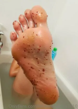 lilmisslongtoes7410