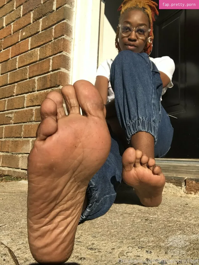 littleebonyfeet - Photo #01