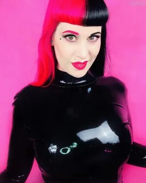 LaJenTrois - Jen Roomes