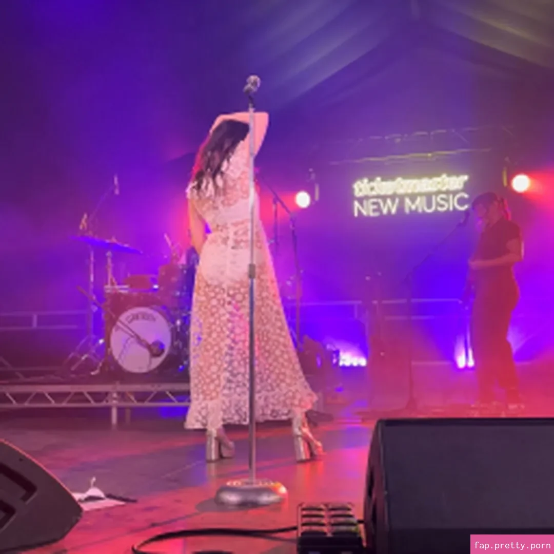Lauren Mayberry - Photo #48
