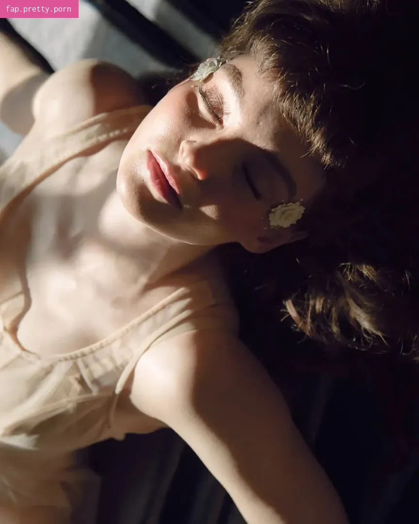 Lauren Mayberry - Photo #75