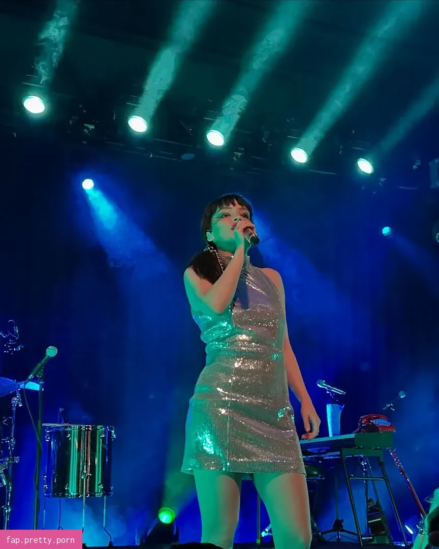 Lauren Mayberry - Photo #18