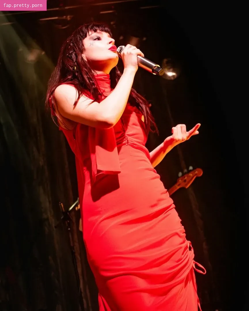 Lauren Mayberry - Photo #39