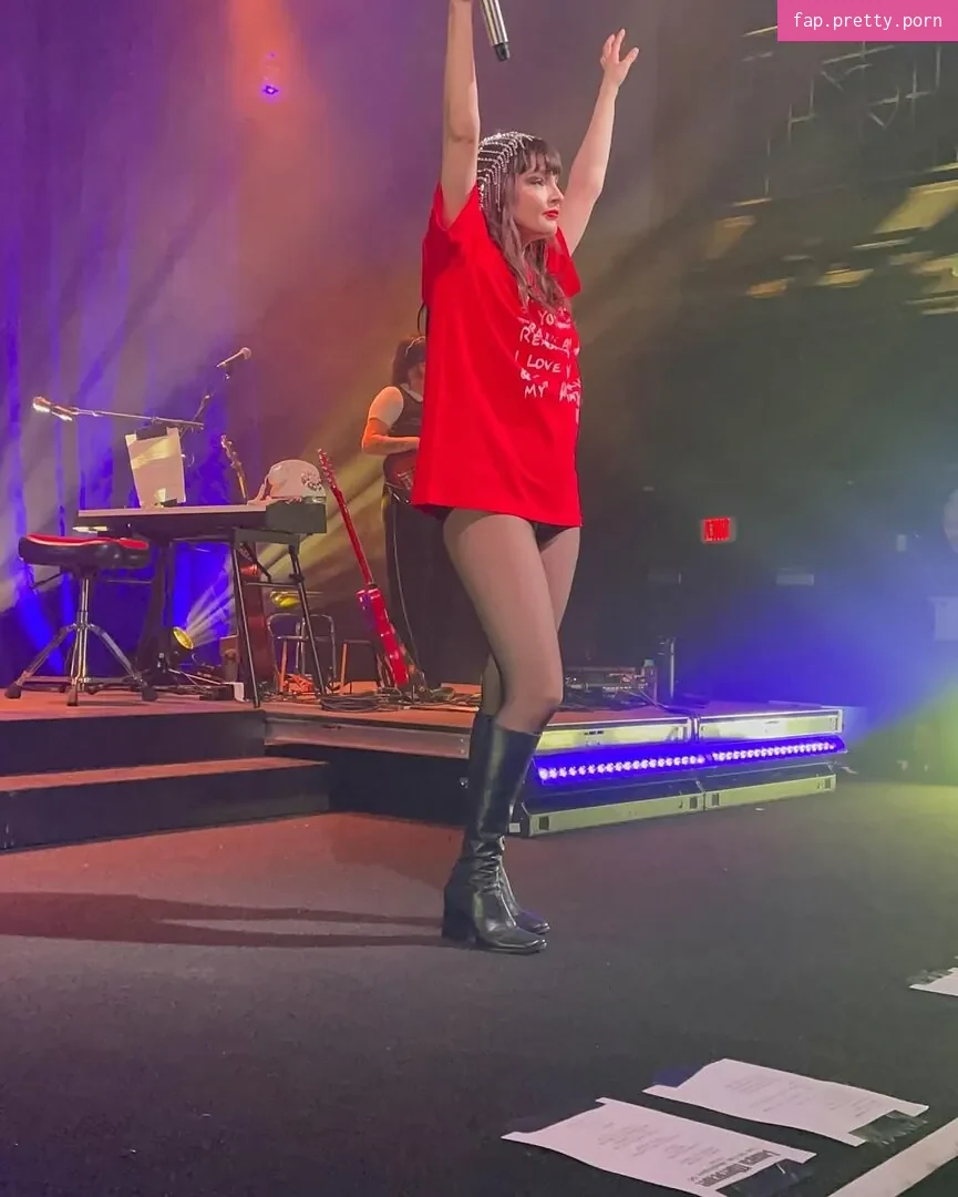 Lauren Mayberry - Photo #49