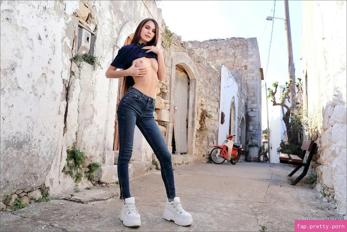Leona Mia - Photo #06