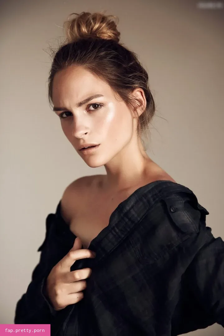 Laura Sophie Dünninger - Photo #01