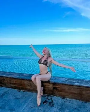 Lola Taylor