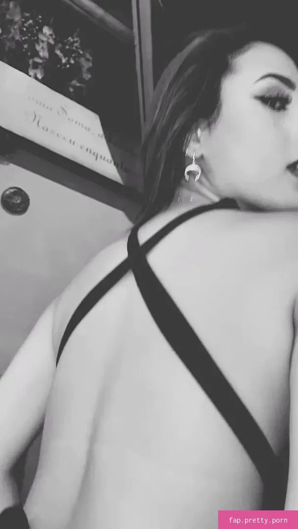 Laura Victoria - Photo #02