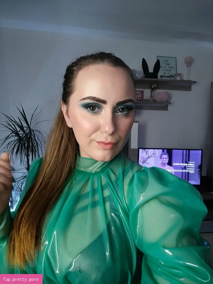 madame.alaska.official - Photo #20