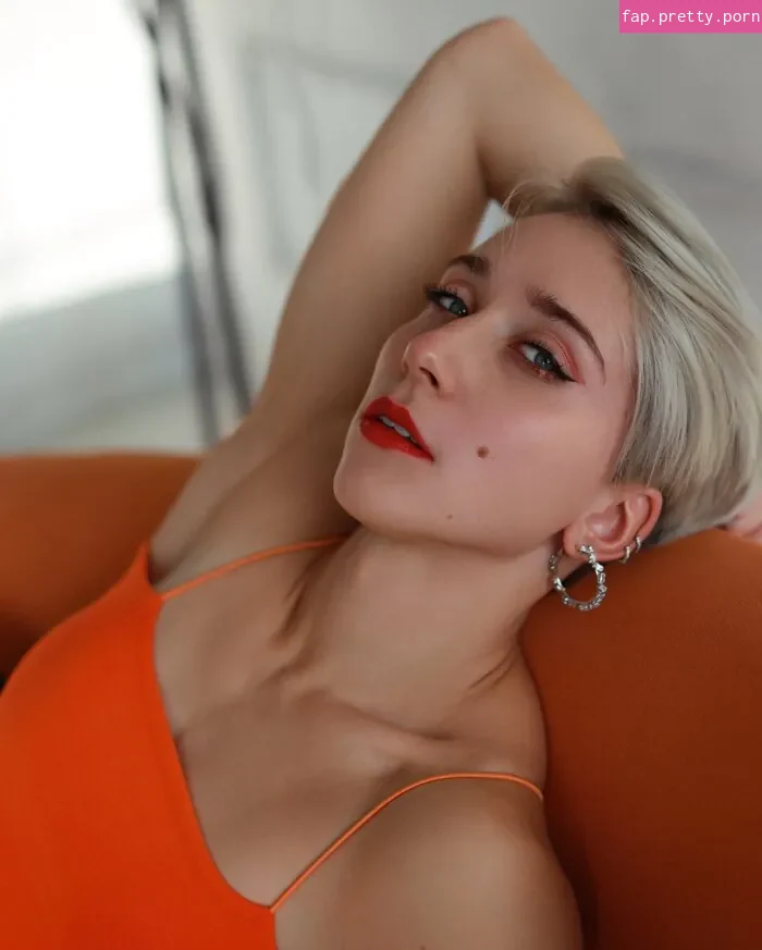 Muscular Alexa - Photo #01