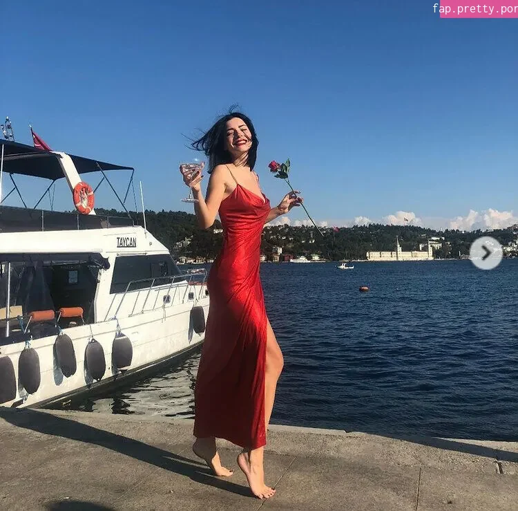 Merve Bolugur - Photo #01