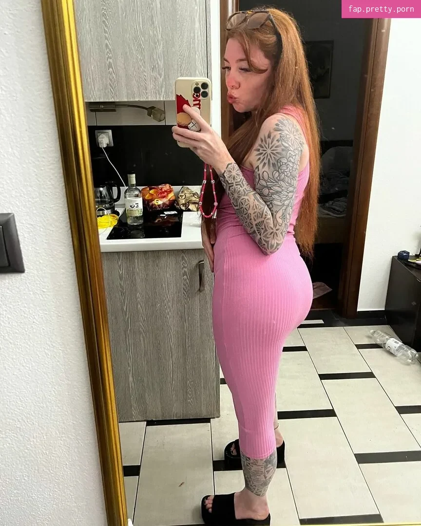 Molly Capper - Photo #13