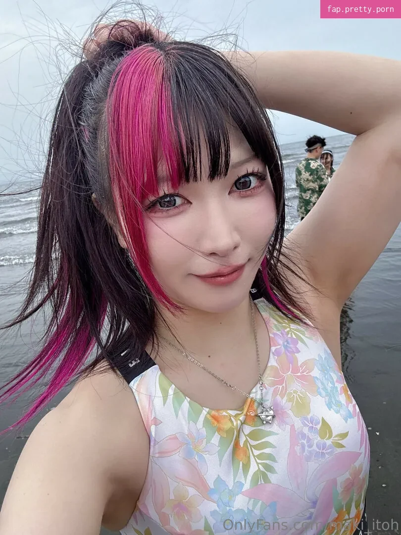 Maki Itoh - Photo #05