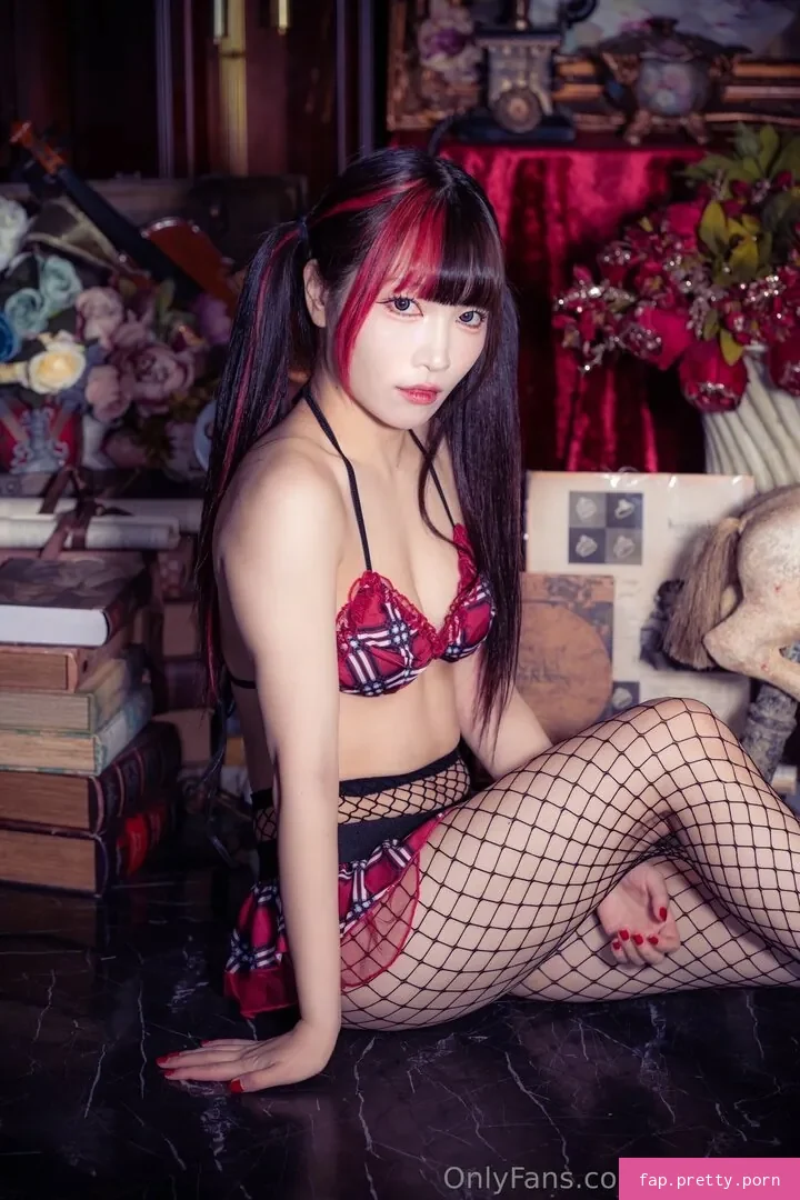 Maki Itoh - Photo #12