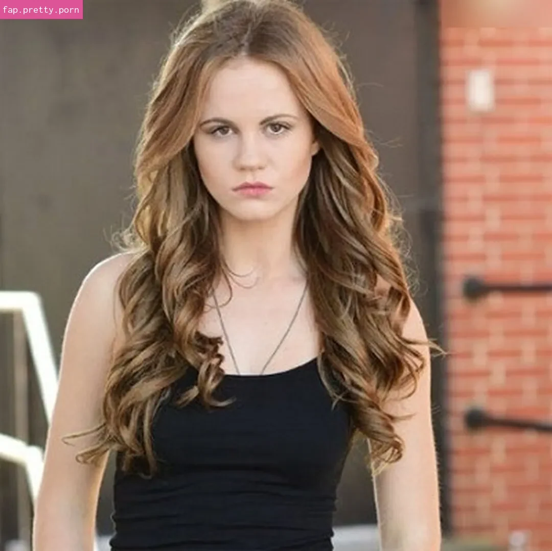 Mackenzie Lintz - Photo #02