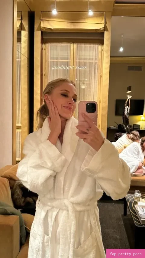 Maika Monroe - Photo #31