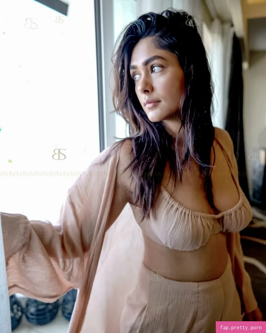 Mrunal Thakur - Photo #04