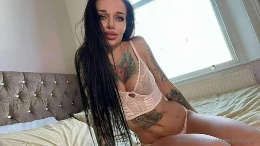 nakeedprincesss