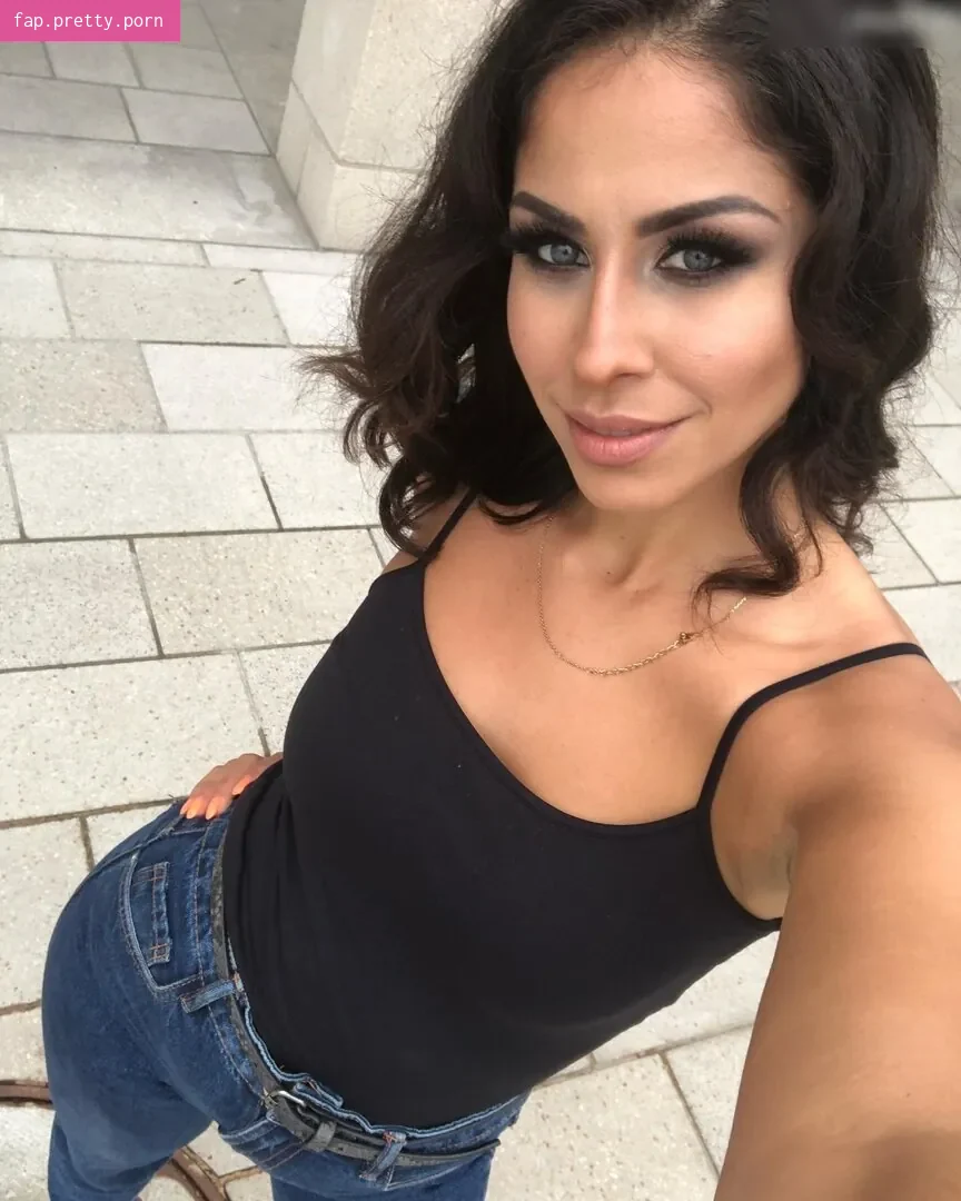 Negah Amiri - Photo #01