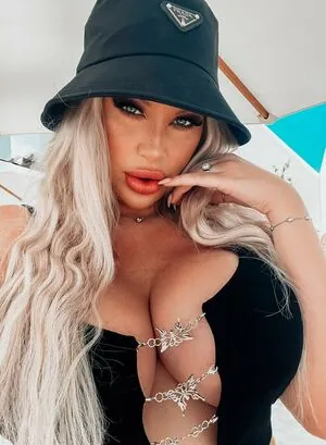 Nicci Azzy