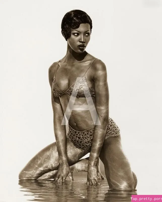 Naomi Campbell - Photo #02