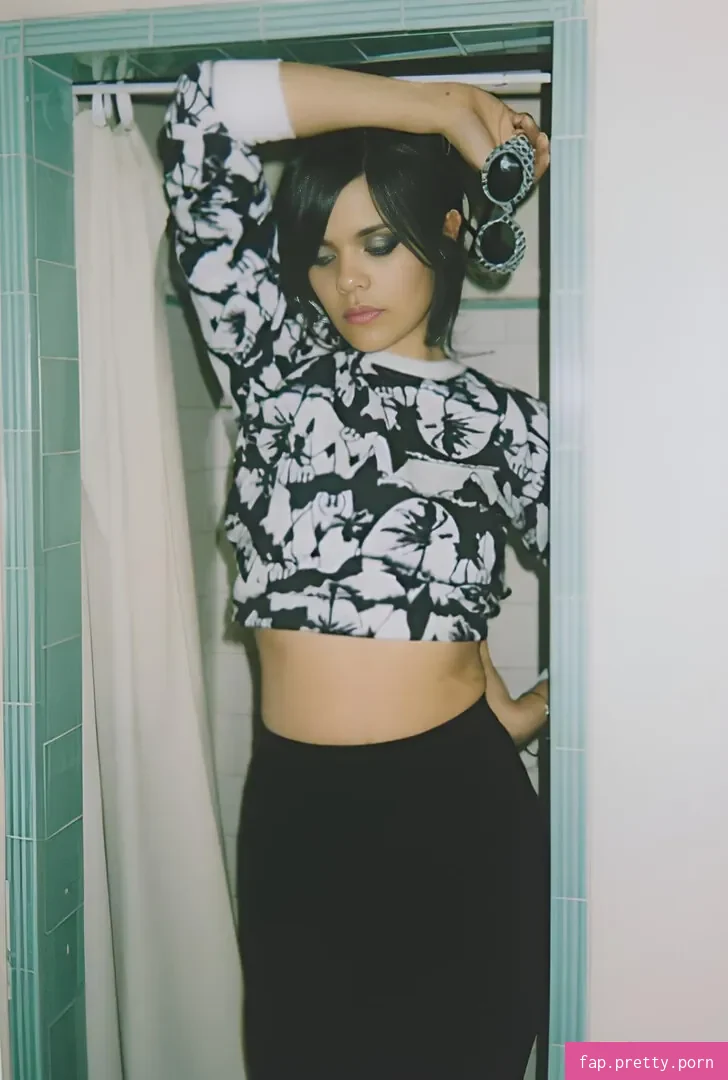 Natasha Khan - Photo #01