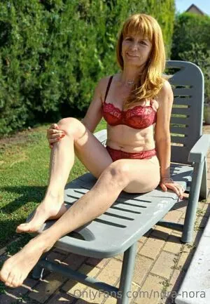naked_nora