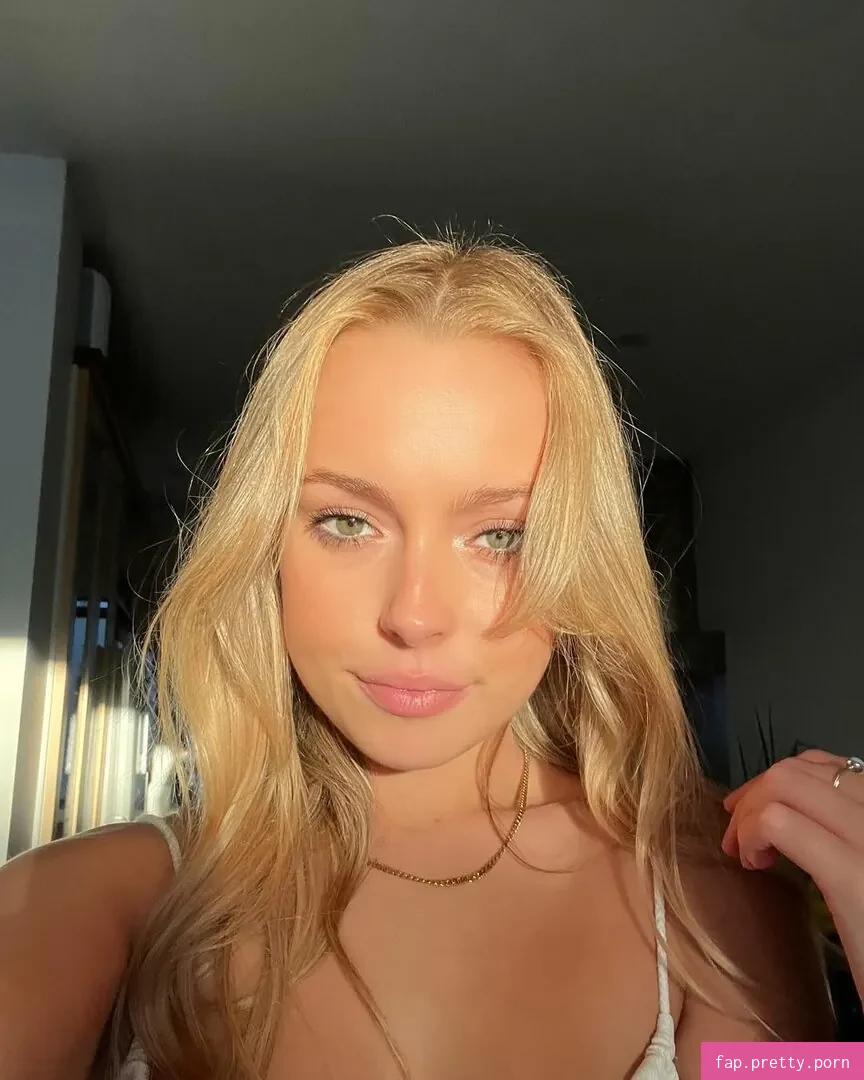 Olivia Hollands - Photo #09