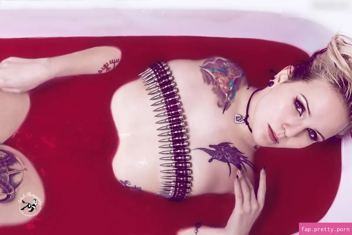 Pale Dahlia aka Julia van Helheim - Photo #12