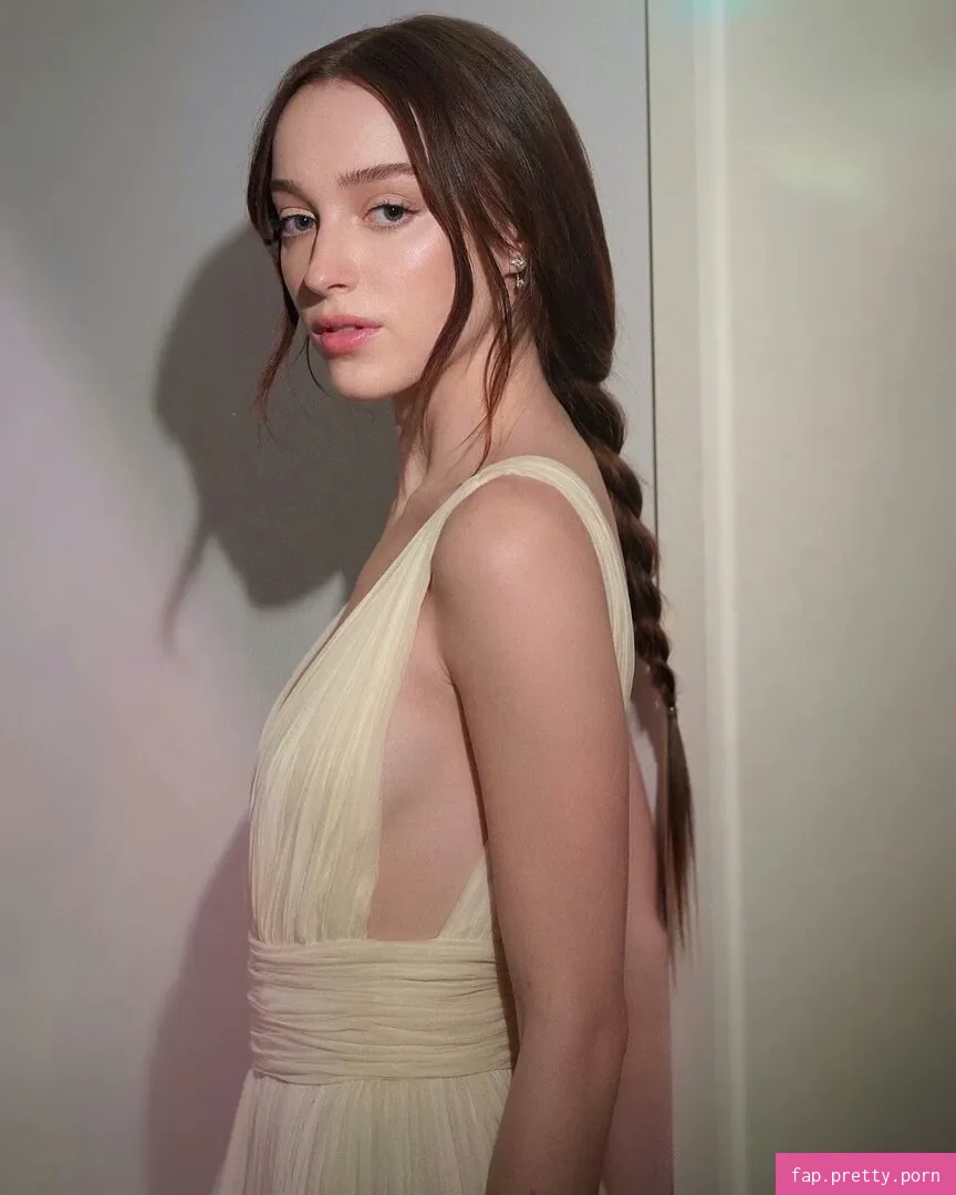 Phoebe Dynevor - Photo #02