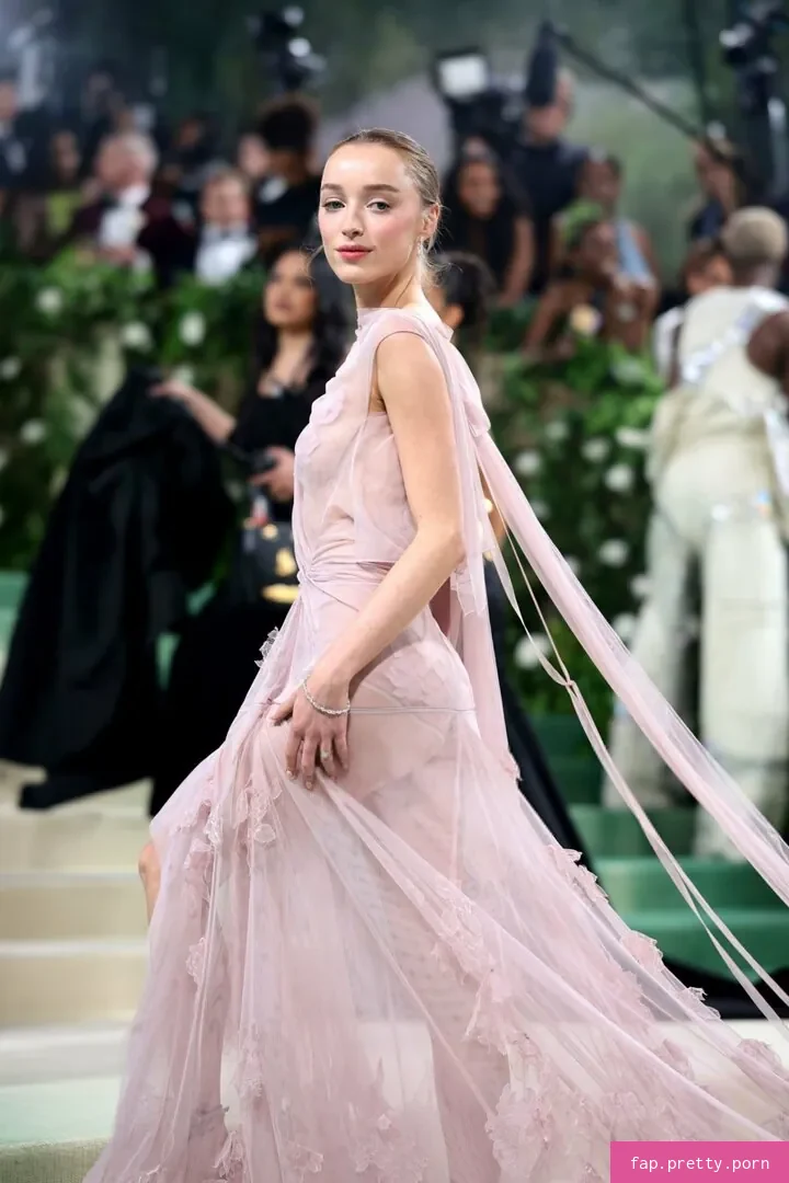 Phoebe Dynevor - Photo #14