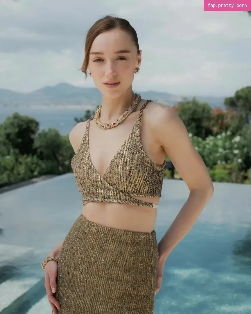 Phoebe Dynevor - Photo #21