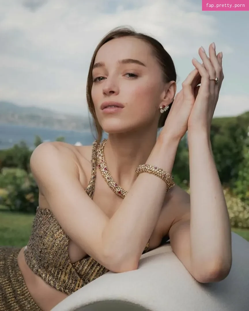 Phoebe Dynevor - Photo #22