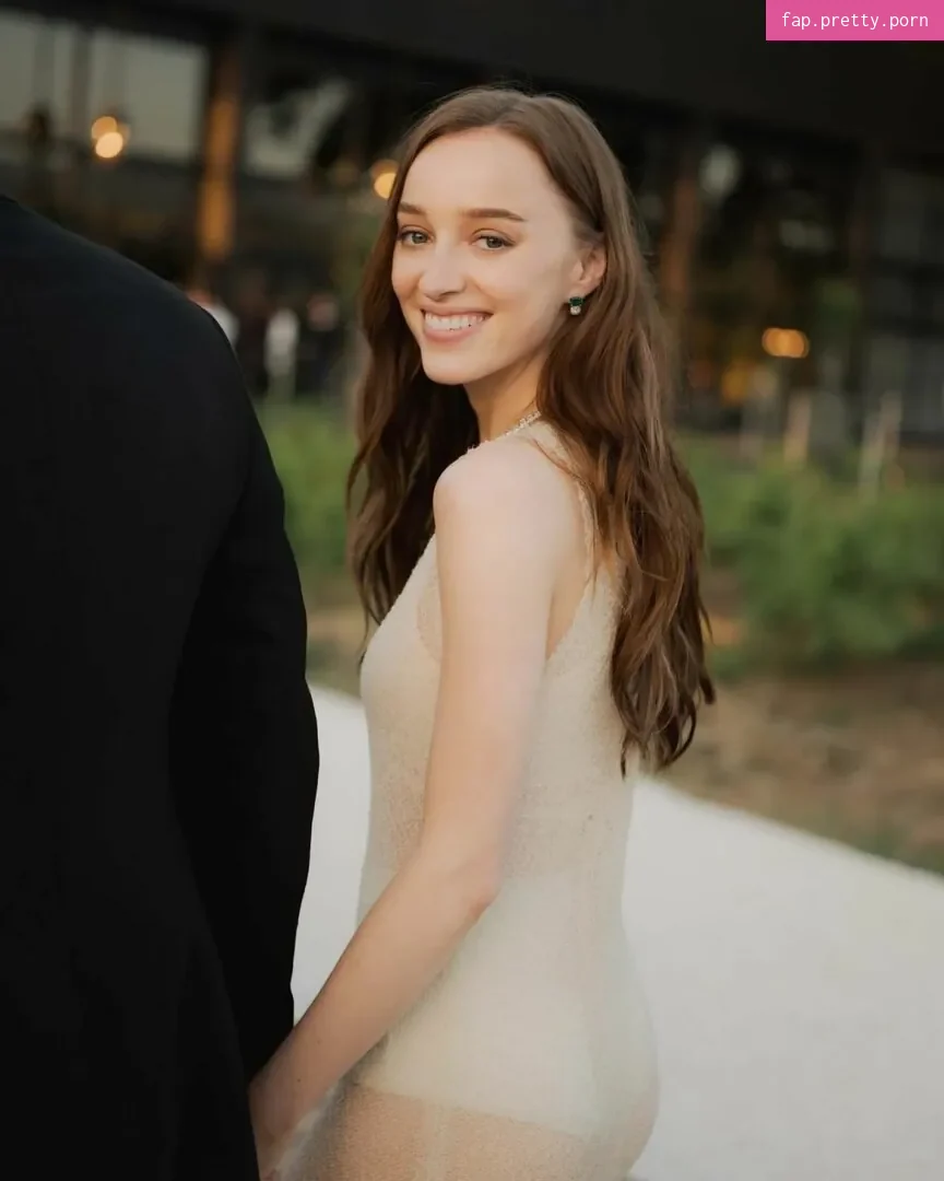 Phoebe Dynevor - Photo #23
