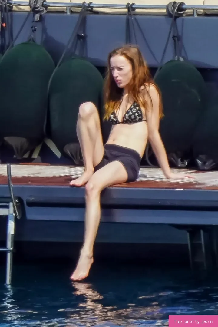 Phoebe Dynevor - Photo #37