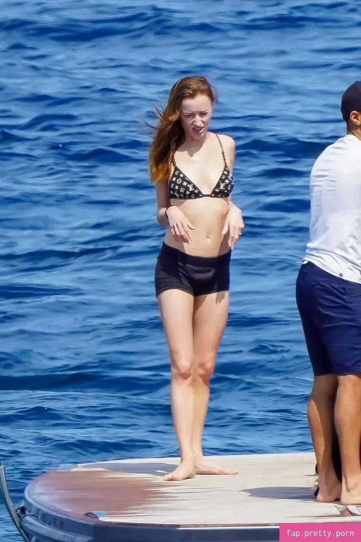 Phoebe Dynevor - Photo #41