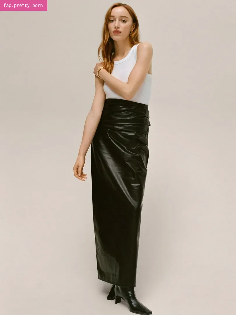 Phoebe Dynevor - Photo #09