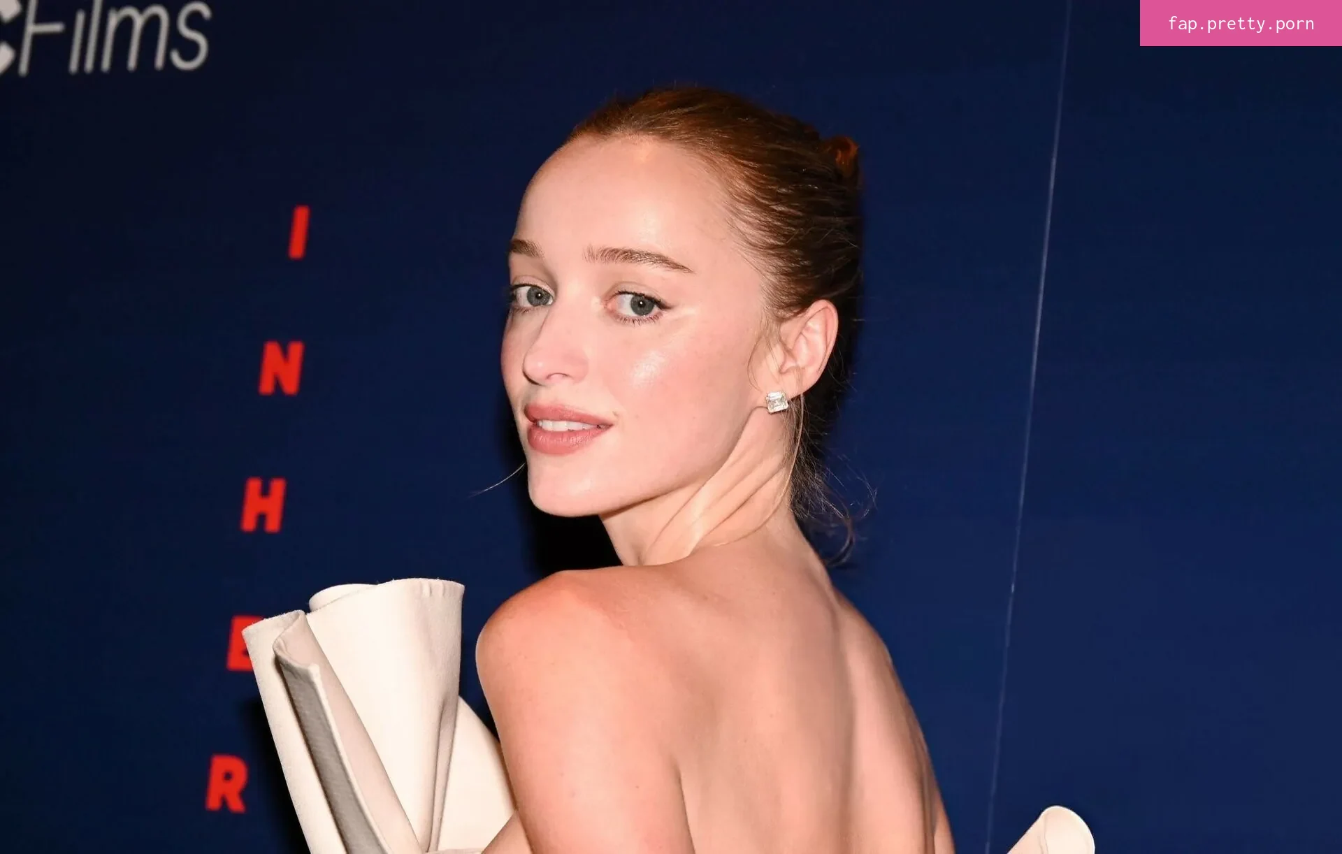 Phoebe Dynevor - Photo #18
