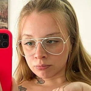 petiteblondehot