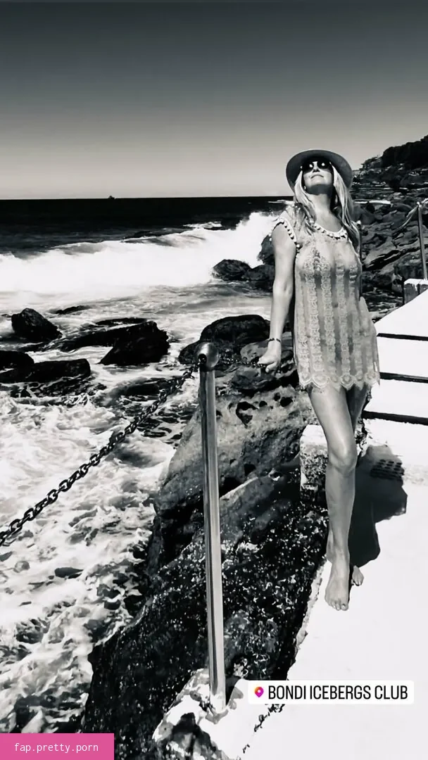 Penny Lancaster - Photo #01