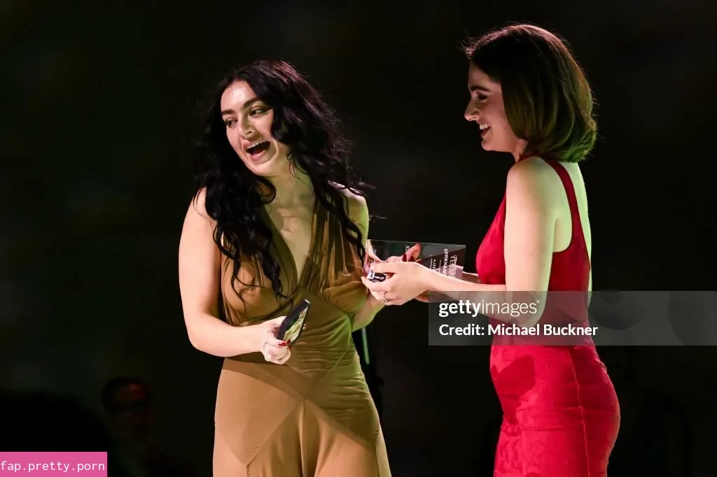 Rachel Anne Sennott - Photo #83