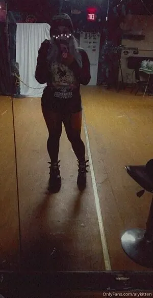 raeraejiggles