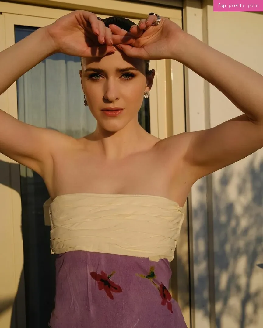 Rachel Brosnahan - Photo #17